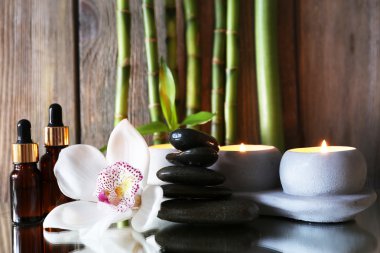 Spa ayna yüzeyi ahşap duvar arka plan olarak ayarla