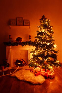 Noel ağacının yanında şömine