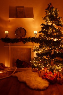 Noel ağacının yanında şömine