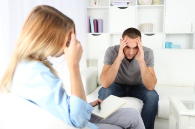 Psikolog resepsiyonda genç adam