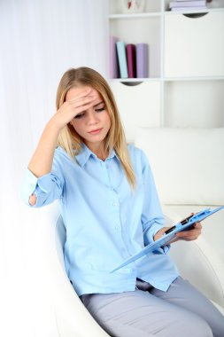 Psikiyatrist terapi seansı sırasında kayıt tutma