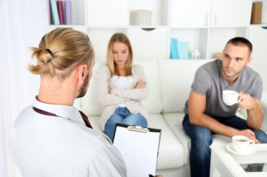 Mutsuz çift kanepede terapi seansı konuşmuyor