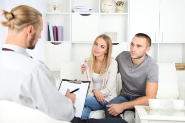 Mutsuz çift kanepede terapi seansı