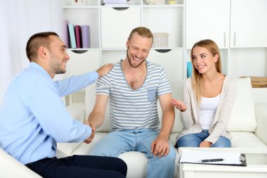 Genç çiftin aile psikolog ile terapi oturumu sonra