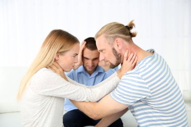 Aile psikologu resepsiyonunda sorunları olan genç bir çift.