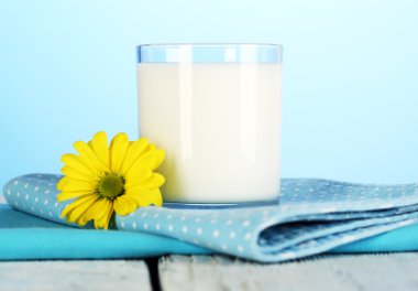 Süt cam peçete üzerinde