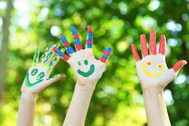 Gülümseyen renkli el