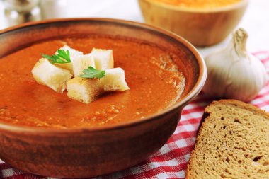 Lezzetli mercimek krem-çorbası