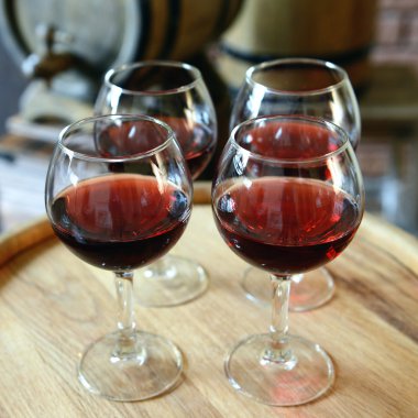 Bardak şarap mahzende