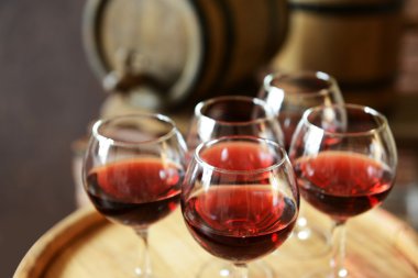 Bardak şarap mahzende