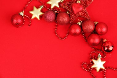 Kırmızı yılbaşı süsleri