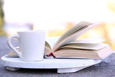 Sıcak bir içecek ve kitap ile Kupası