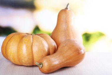 Ahşap masa üzerinde üç kabak