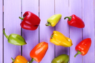 ahşap zemin üzerine biber