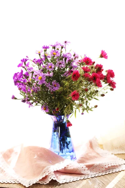 Nature morte de belles fleurs dans un vase — Photo