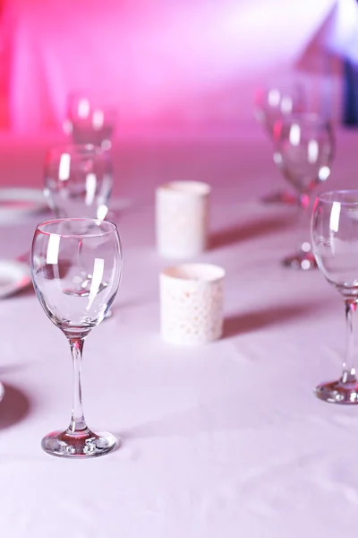 Tisch im Restaurant gedeckt — Stockfoto