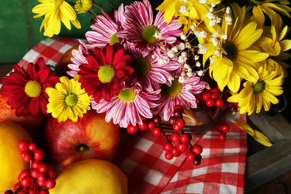 Composizione con crisantemo e frutti su fondo ligneo — Foto Stock