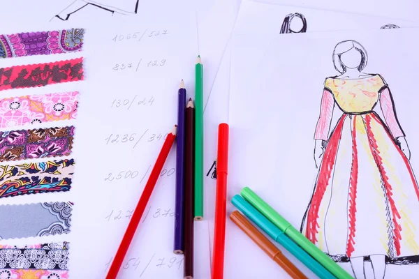 Çizimler elbise ve kumaş örnekleri