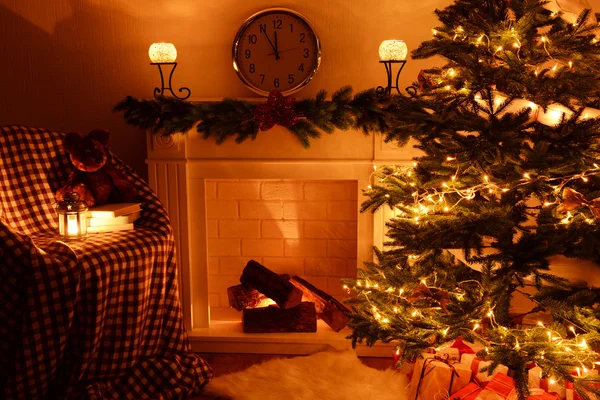 Árbol de Navidad cerca de chimenea — Foto de Stock