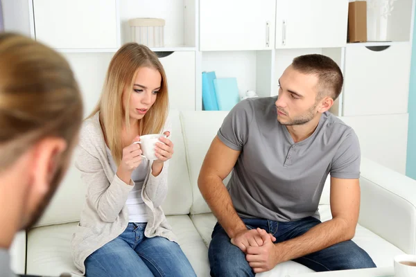 Casal jovem com problema na recepção de psicólogo de família — Fotografia de Stock