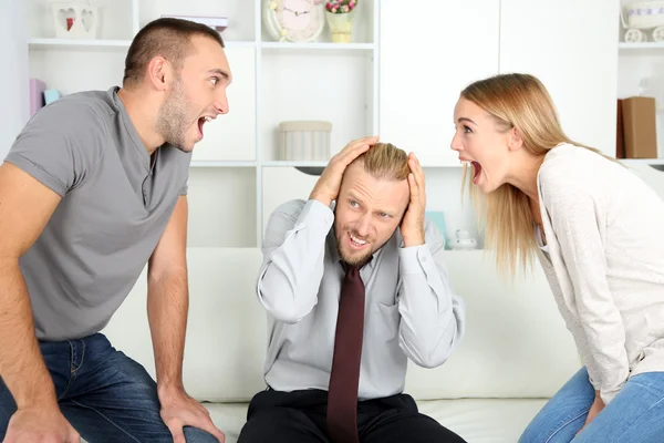 Jong echtpaar met probleem op de receptie voor familie psycholoog — Stockfoto