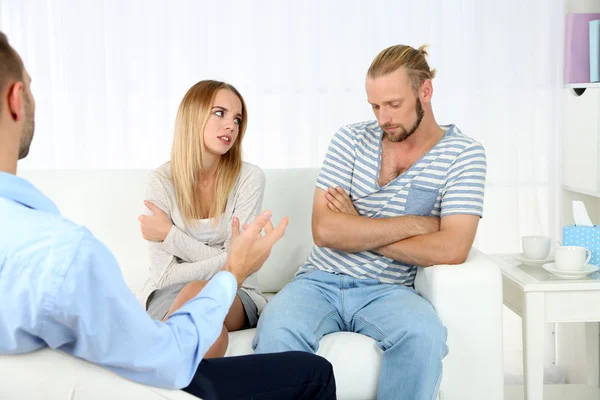 Unhappy couple not talking on couch at therapy session — Stock Photo, Image