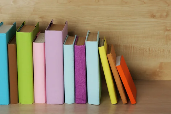 Livros na prateleira de madeira close-up — Fotografia de Stock