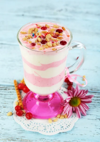 Tranbärsjuice mjölk efterrätt i glas — Stockfoto