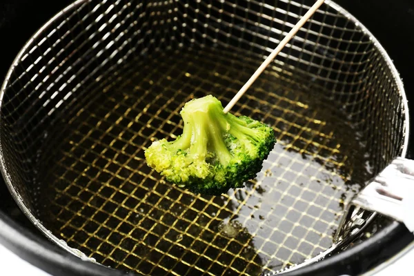 Brokoli di penggorengan dalam — Stok Foto