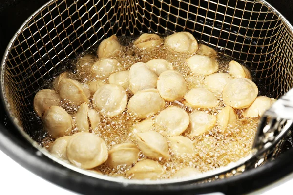Dumplings in deep fryer, closeup — Stock Photo, Image