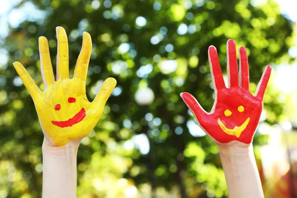 Χαμογελώντας πολύχρωμα χέρια — Φωτογραφία Αρχείου