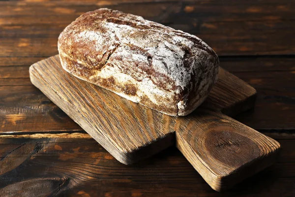 널빤지 위의 빵 — 스톡 사진