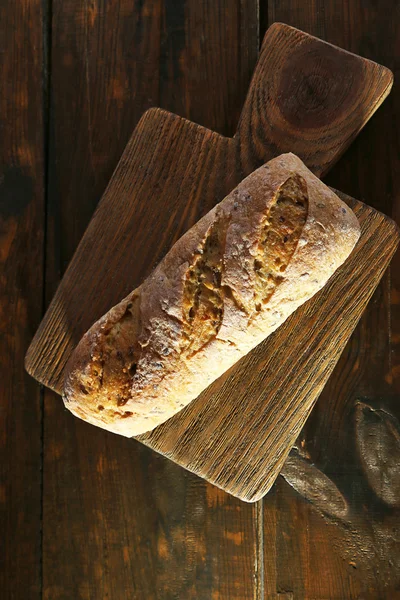 Brot auf Schneidebrett — Stockfoto