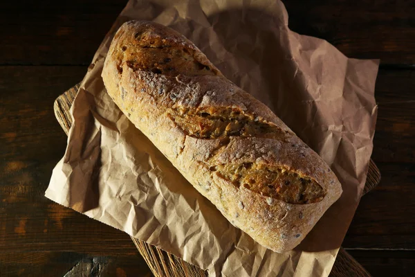 Brot auf Schneidebrett — Stockfoto