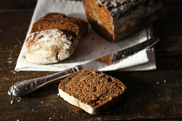 Plátky žitného chleba a nůž — Stock fotografie