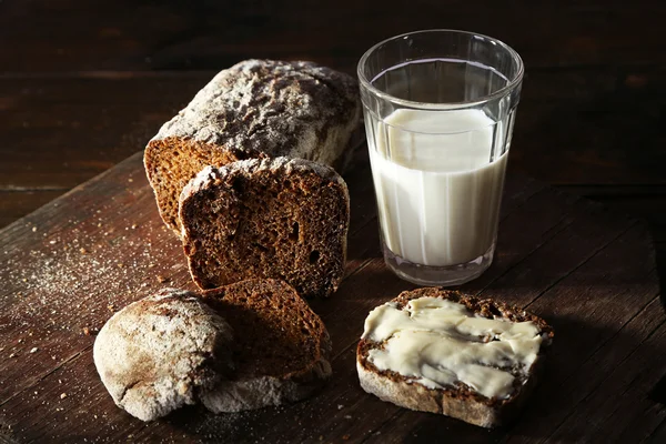 Rågbröd och glas mjölk — Stockfoto