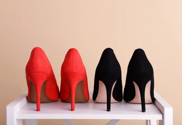 Rode en zwarte damesschoenen — Stockfoto