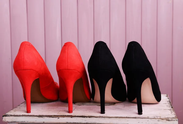 Rote und schwarze Frauenschuhe — Stockfoto