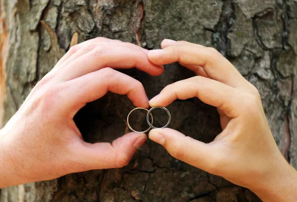 2 つの手の結婚指輪 — ストック写真