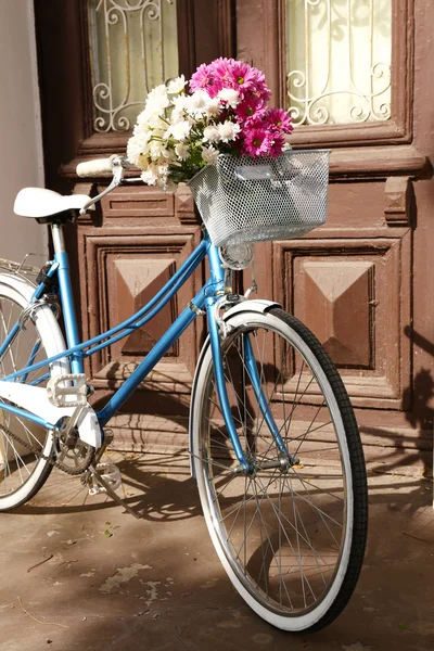 Bicyclette avec fleurs dans un panier en métal — Photo