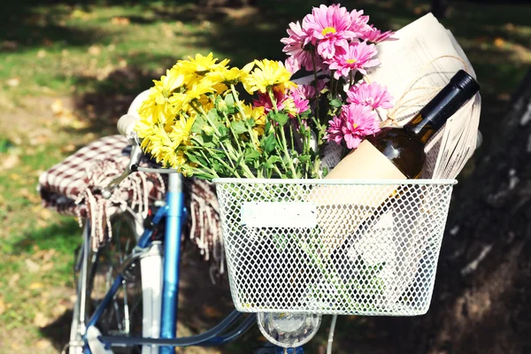 Cykel med blommor och en flaska vin — Stockfoto