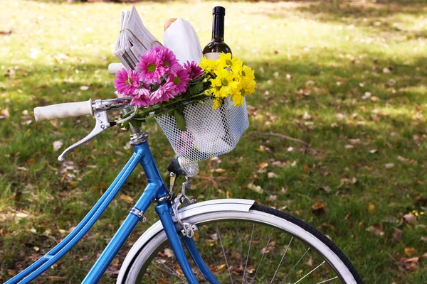 Vélo avec fleurs et bouteille de vin — Photo