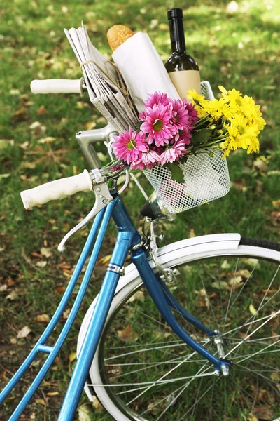 Велосипед с цветами и бутылка — стоковое фото