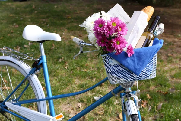 Vélo avec fleurs et bouteille de vin — Photo