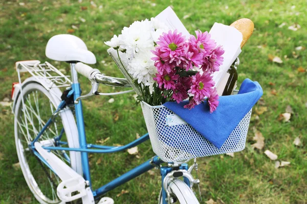 Vélo avec fleurs et bouteille de vin — Photo