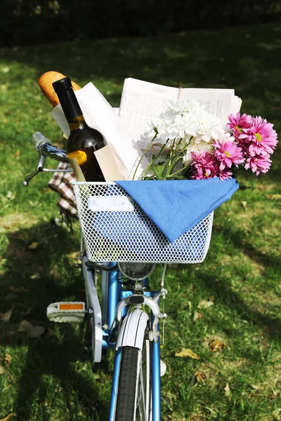 Велосипед с цветами и бутылкой вина — стоковое фото