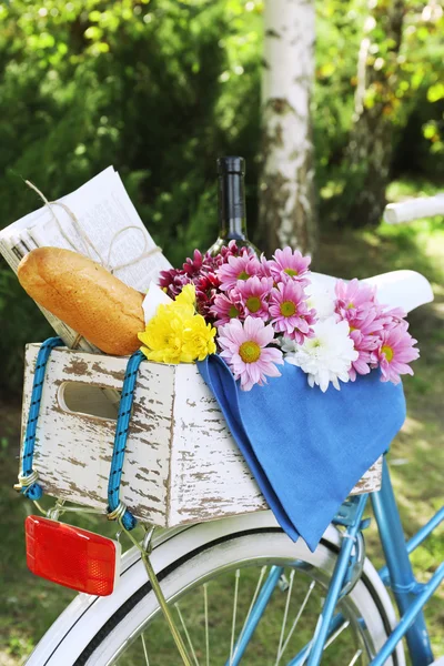 Bicicleta con flores y botella de vino —  Fotos de Stock