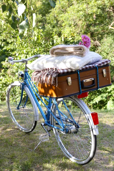 Cykel- och brun resväska — Stockfoto