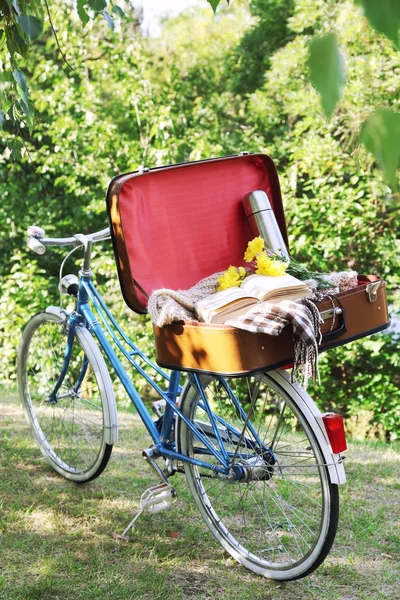 自転車と開いているスーツケース — ストック写真