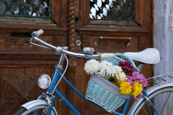 Vieux vélo avec des fleurs — Photo